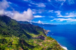 Küsten Madeiras prächtige Farben